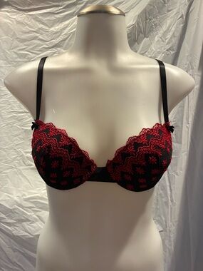 Maidenform Black Bra with Red Lace Embroidery NWOT 34A